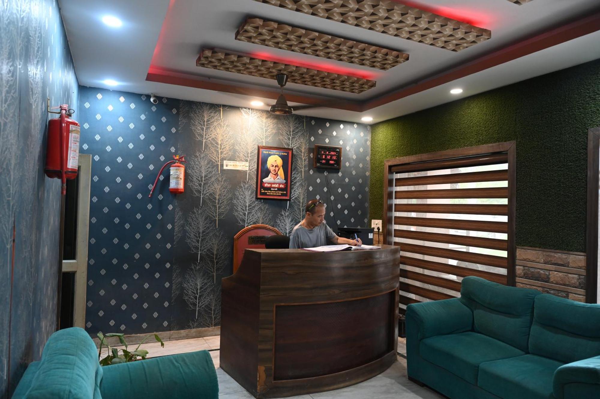 Hotel Sunrise Chandīgarh Esterno foto